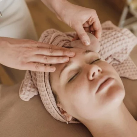 gua-sha-visage-en-jade-verte