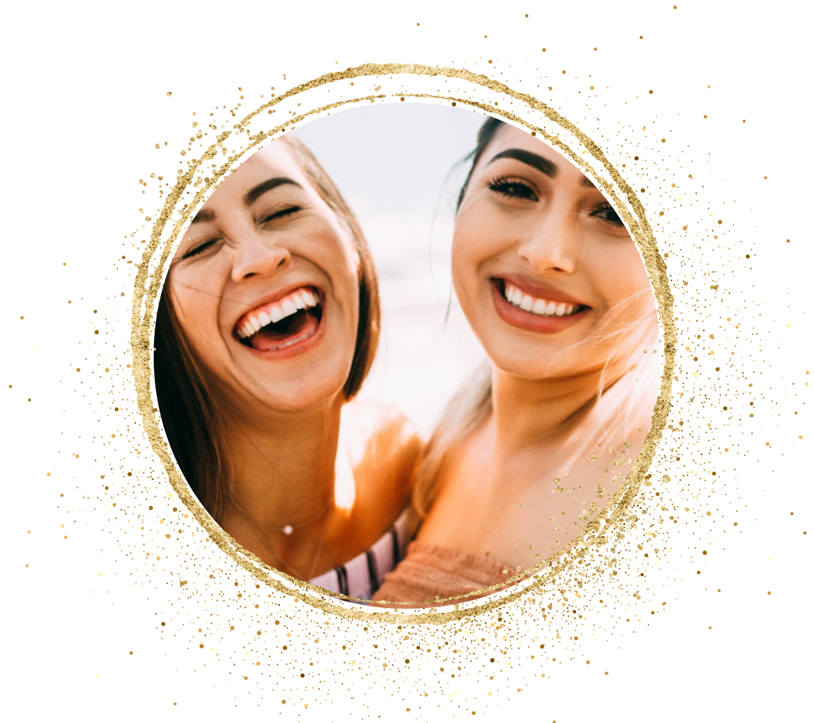 Deux femmes souriantes dans un cercle en or